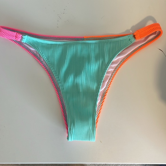 Cupshe Rib Colorblock V-Neck Top & Extra Cheeky Bikini Set - Picture 5 of 7